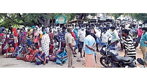 செய்யூர் வட்டம், செங்காட்டூர் கிராமத்தில் பாலம் கட்ட தோண்டப்பட்ட பள்ளத்தில் விழுந்த இளைஞர் இறந்ததைத் தொடர்ந்து, பவுஞ்சூர் வட்டார வளர்ச்சி அலுவலகம் அருகே மறியலில் ஈடுபட்ட பொதுமக்கள்.