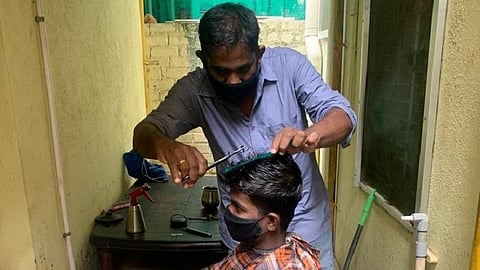 ஆதரவற்ற இல்லங்களை அரவணைக்கும் சலூன் கடைக்காரர்: கரோனா ஊரடங்கிலும் இலவசமாக முடிதிருத்தம் செய்கிறார்