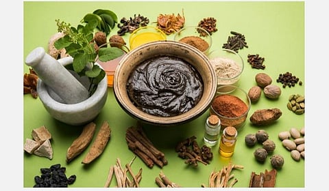 கரோனாவைக் கட்டுப்படுத்தும் ஆயுர்வேதம்: டாக்டர் மகாதேவனின் சிகிச்சை முறை வெளியீடு