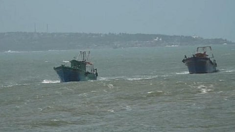 குமரி மேற்கு கடல்பகுதியில் மீன்பிடி தடைக்காலம் முடிந்தது; விசைப்படகு மீனவர்கள் கடலுக்குச் சென்றனர்