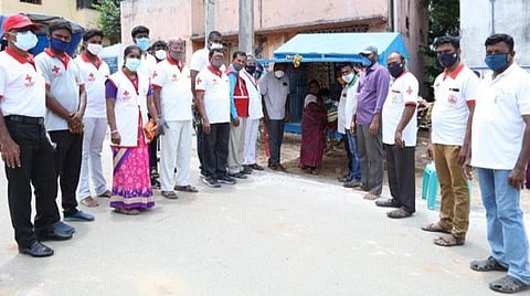 கரோனாவால் வாழ்வாதாரம் இழந்த கணவனால் கைவிடப்பட்ட பெண்ணிற்கு ரூ.25 ஆயிரம் மதிப்பில் பெட்டிக்கடை: உதவிக்கரம் நீட்டிய முன்னாள் அரசுப் பள்ளி மாணவர்கள்