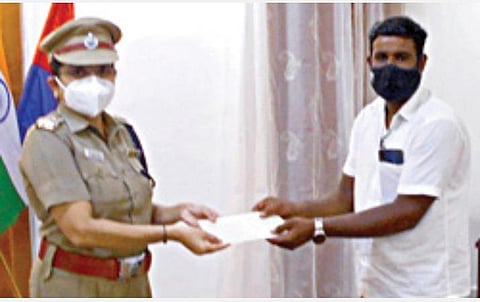 ஏடிஎம்-மில் தவறவிட்ட பணத்தை போலீஸிடம் ஒப்படைத்த இளைஞர்