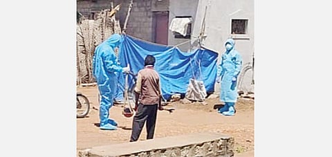 ஆலங்குடியில் நேற்று நடைபெற்ற தன் தந்தையின் இறுதிச்சடங்கில் பாதுகாப்பு உடையணிந்து கலந்துகொண்ட கரோனா தொற்றால் பாதிக்கப்பட்ட இளைஞர்.﻿﻿