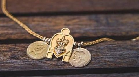 குழந்தைகளின் படிப்புக்காக தொலைக்காட்சி வாங்குவதற்கு தாலியை விற்ற கர்நாடக பெண்மணி