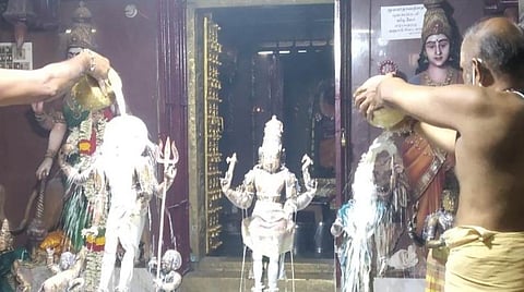 கைலாசநாதர் கோயிலில் பஞ்சமூர்த்திகளுக்கு நடைபெற்ற சிறப்பு அபிஷேகம்.