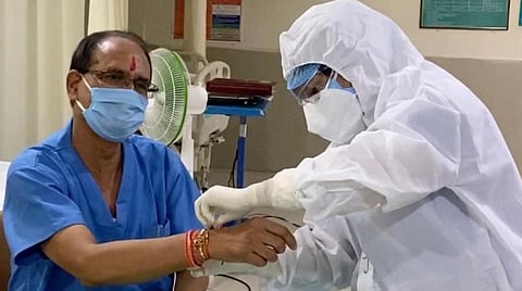 சிவராஜ் சிங் சவுகானுக்கு ராக்கி அணிவித்த நர்ஸ்: மருத்துவமனையில் ரக்‌ஷா பந்தன் கொண்டாட்டம்