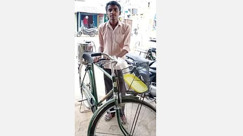 ஊரடங்குக்கு முன் யாசகம் தேடி அலைந்த இளைஞர் இன்று தினமும் தேநீர் விற்று 30 ஆதரவற்றவர்களுக்கு அன்னதானம்: பட்டதாரி இளைஞரின் நெகிழ்ச்சி பயணம்