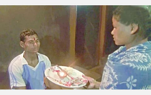 தனது தங்கை லிங்கேடவுன் ரக் ஷா பந்தன் கொண்டாடிய மல்லா.