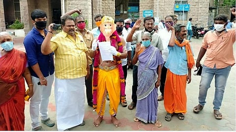 மதுரை மாவட்ட ஆட்சியர் அலுவலகத்தில், இந்து முன்னணி அமைப்பினர் விநாயகர் சதுர்த்தி விழா கொண்டாடுவதற்கு அனுமதி வழங்கக்கோரி மனு அளித்தனர்.