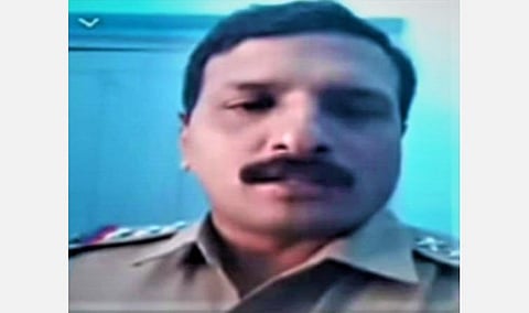 காவல் ஆய்வாளர் சாம் பென்சாம்.