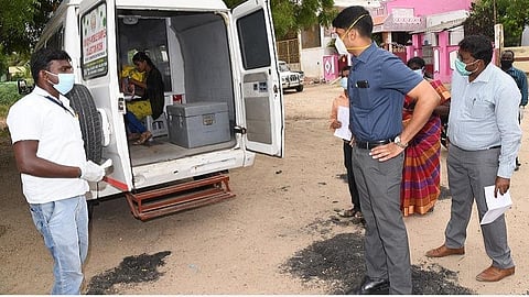 தூத்துக்குடி இந்திரா நகர் பகுதியில் கரோனா பரிசோதனைக்காக பொதுமக்களிடம் சளி மாதிரிகள் எடுக்கப்படுவதை மாவட்ட ஆட்சியர் சந்தீப் நந்தூரி பார்வையிட்டு ஆய்வு செய்தார்.