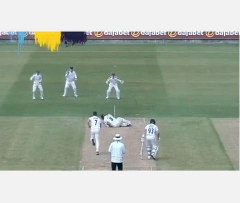 குறைந்த வேகத்தில் ஒரு பயங்கர யார்க்கர்.. கீழே விழுந்து மண்ணைக்கவ்விய பேட்ஸ்மேன்... பறந்தன ஸ்டம்புகள்