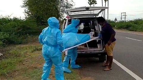 திருவாடானை அருகே கரோனாவால் இறந்தவரின் உடலை ஏற்றி வந்த ஆம்புலன்ஸ் விபத்து 