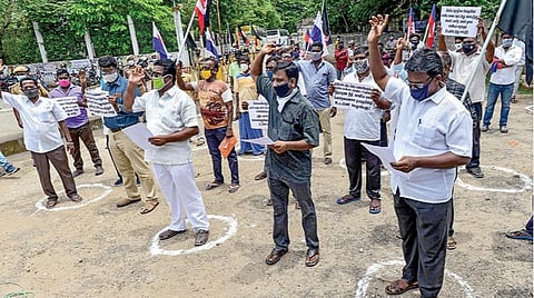 தமிழ்நாடு மீனவர் இயக்கங்களின் ஒருங்கிணைப்புக் குழு சார்பில், சென்னை சேப்பாக்கம் விருந்தினர் மாளிகை அருகில்  கவன ஈர்ப்பு ஆர்ப்பாட்டம் நேற்று நடந்தது. வழக்கமாக ஆர்ப்பாட்டத்தில் பங்கேற்போர் சமூக இடைவெளியை கடைபிடிப்பதில்லை. இதனால், சமூக இடைவெளிக்காக காவல் துறையினர் வட்டமிட்டு அதில் ஆர்ப்பாட்டம் செய்ய அனுமதித்தனர். படம்: பு.க.பிரவீன்