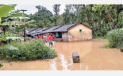 வீடுகளில் வெள்ளம் புகுந்ததால் பாதுகாப்பான பகுதிக்கு செல்லும் புரமணவயல் பழங்குடியின மக்கள்.