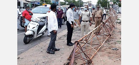 திருப்பூர் - பல்லடம் சாலையில் விபத்து நிகழ்ந்த இடத்தில் நேற்று ஆய்வு மேற்கொண்ட மாவட்ட ஆட்சியர் க.விஜயகார்த்திகேயன்