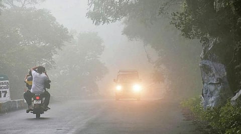 ஏற்காட்டில் கடந்த சில நாட்களாக மழை பெய்து வருவதால், குளுமையான சீதோஷ்ண நிலை நிலவுகிறது. கரோனா ஊரடங்கு காரணமாக சுற்றுலாப் பயணிகள் அங்கு செல்ல முடியாத நிலை உள்ளது. நேற்று காலை புகையை பரப்பி விட்டதுபோல இருள்சூழ ஏற்காடு மலைப்பாதையை தழுவி படர்ந்திருந்த பனி மூட்டம். இதனால், வாகனங்கள் முகப்பு விளக்கு ஒளியில் பயணித்தன.படம் : எஸ்.குரு பிரசாத்.