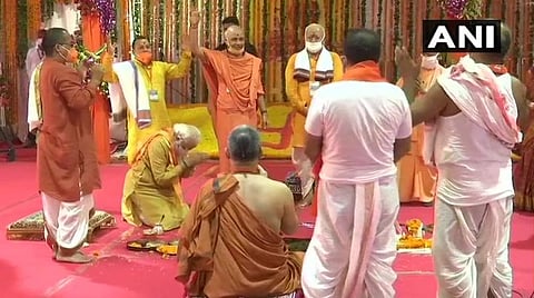 அயோத்தி ராமர் கோயில் பூமி பூஜையில் பங்கேற்று வழிபாடு செய்த பிரதமர் மோடி: படம் | ஏஎன்ஐ.