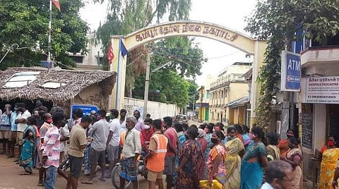 ஆம்பூர் நகராட்சி அலுவலகத்தை முற்றுகையிட்டு போராட்டத்தில் ஈடுபட்ட தூய்மைப் பணியாளர்கள்.