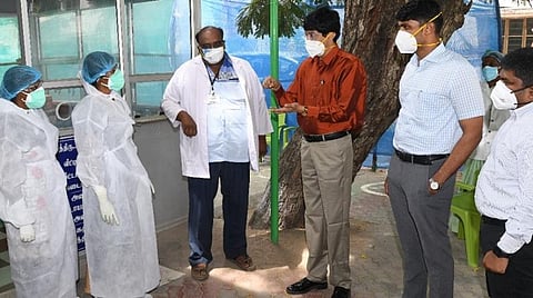 தூத்துக்குடி அரசு மருத்துவக் கல்லூரி மருத்துவமனையில் கரோனா சளி மாதிரி சேகரிப்பு மையத்தை தமிழக சுகாதாரத்துறை செயலர் ராதாகிருஷ்ணன் பார்வையிட்டு ஆய்வு செய்தார். மாவட்ட ஆட்சியர் சந்தீப் நந்தூரி, மாநகராட்சி ஆணையர் வீ.ப.ஜெயசீலன் ஆகியோர் உடனிருந்தனர்.