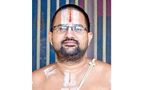 பெரிய நிறுவனத்தில் செய்த வேலையை விட்டுவிட்டு கோயில் மடப்பள்ளியில் சேவை செய்யும் இளைஞர்- ‘பணம் ஒரு பொருட்டல்ல; மன நிம்மதியே மகிழ்ச்சி தரும்’