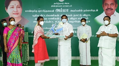 திண்டுக்கல் மாவட்ட ஆட்சியர் அலுவலகத்தில் நடைபெற்ற நிகழ்ச்சியில் நலத்திட்ட உதவிகளை வழங்கிய தமிழக முதல்வர் எடப்பாடி பழனிசாமி.