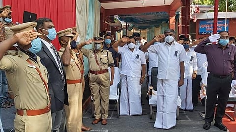 திருப்பத்தூரில் நடைபெற்ற வீரவணக்க நிகழ்ச்சியில் உயிர்த்தியாகம் செய்த காவல்துறையினருக்கு அமைச்சர் கே.சி.வீரமணி, டிஐஜி காமினி, ஆட்சியர் சிவன் அருள், எஸ்பி விஜயகுமார் ஆகியோர் அஞ்சலி செலுத்தினர்.