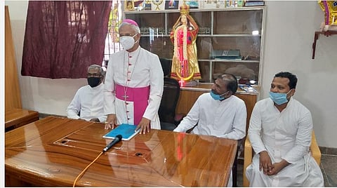 காமநாயக்கன்பட்டி புனித பரலோக மாதா ஆலய வளாகத்தில் கட்டப்பட்ட புதிய குருக்கள் இல்லத்தில் ஆயர் அந்தோணிசாமி செய்தியாளர்களுக்குப் பேட்டி அளித்தார்.