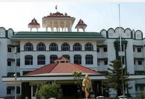 கால்களைக் கட்டி கழிப்பறையில் தாக்குதல்; பெரியகுளம் போலீஸார் மீது டீக்கடைக்காரர் புகார்: தமிழக அரசு பதிலளிக்க உயர் நீதிமன்றம் உத்தரவு