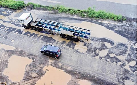 மகாராஷ்டிர மாநிலத்தின் பல பகுதிகளில் கனமழை பெய்து வருகிறது. மும்பையில் நேற்று 10 மணி நேரத்தில் மட்டும் 230 மி.மீ. மழை பெய்தது என்று மாநகராட்சி தெரிவித்துள்ளது. நவி மும்பையில் உள்ள உரான் பகுதியில் பெய்த மழை மற்றும் வெள்ளத்தில் சாலைகள் மோசமாக சேதம் அடைந்துள்ளன. வாகனங்கள் மெதுவாக ஊர்ந்து செல்கின்றன. படங்கள்: பிடிஐ
