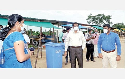 காஞ்சிபுரம் பச்சையப்பன் கல்லூரி மைதானத்தில் அமைந்துள்ள தற்காலிக சந்தையை ஆய்வு செய்கிறார் ஆட்சியர் பொன்னையா. உடன் சார் ஆட்சியர் சரவணன், நகராட்சி ஆணையர் மகேஸ்வரி.