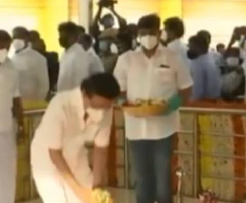 நினைவிடத்தில் மலர் தூவி அஞ்சலி செலுத்தும் ஸ்டாலின்