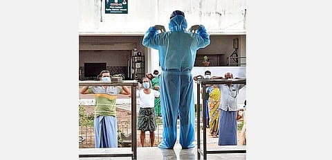 நாட்றாம்பள்ளி அரசு பாலிடெக்னிக் கல்லூரி வளாகத்தில் அமைக்கப்பட்டுள்ள சித்த மருத்துவ சிகிச்சை மையத்தில் நோயாளிகளுக்கு யோகா, நடனம் உள்ளிட்ட பயிற்சிகள் அளிக்கப்படுகின்றன