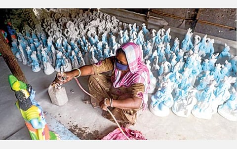 கிருஷ்ண ஜெயந்தி, விநாயகர் சதுர்த்தி அடுத்தடுத்து வர உள்ளன. ஊரடங்கு நீடிப்பதால் வழக்கம்போல் சிலைகள் விற்பனையாகுமா என்ற கவலை ஒருபுறம் இருந்தாலும், ‘கடவுள் விட்ட வழி’ என்ற எண்ணத்தோடு சிலைக்கு வண்ணம் தீட்டும் வடமாநிலப் பெண். இடம்: சென்னை பேசின்பிரிட்ஜ். படம்: பு.க.பிரவீன்﻿