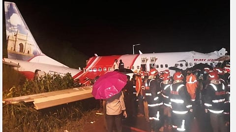 கோழிக்கோடு விமான நிலையத்தில் விபத்துக்குள்ளான விமானம் இரண்டாகப் பிளந்து கிடந்த காட்சி: படம் | ஏஎன்ஐ.