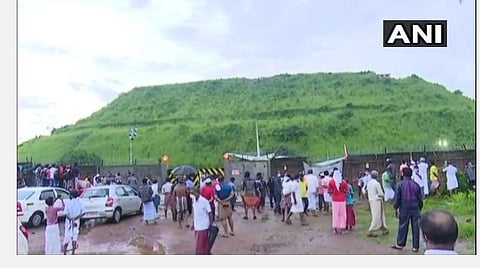 கோழிக்கோடு விமான நிலையத்தில் இன்று காலை விமானத்தைப் பார்வையிட வந்த கூட்டம்.  படம் | ஏஎன்ஐ.