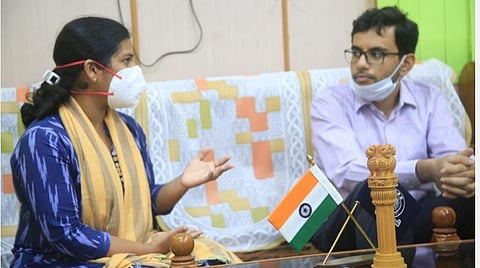 குடிமைப்பணித் தேர்வில் வென்ற கணேஷ்குமார் பாஸ்கருடன் கலந்துரையாடும் மாநகராட்சி ஆணையர் ஆஷா அஜித் | புகைப்படம்: ஜாக்சன் ஹெர்பி