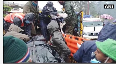 நிலச்சரிவில் உயிரிழந்தவரின் உடல் மீட்கப்பட்டு கொண்டு செல்லப்பட்ட காட்சி : படம் ஏஎன்ஐ