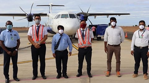 பெங்களூருவில் இருந்து தூத்துக்குடிக்கு நான்கு மாதங்களுக்கு பிறகு மீண்டும் இயக்கப்பட்ட பயணிகள் விமானத்தை விமான நிலைய அதிகாரிகள் வரவேற்றனர்.