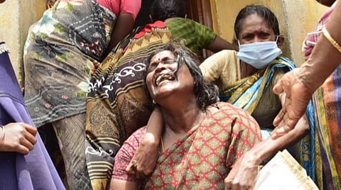 கேரள மாநிலம் இடுக்கி மாவட்டம் பெட்டிமூடியில் நடந்த மண் சரிவில் உறவினர் சிக்கி உயிரிழந்ததை அறிந்த கயத்தாறு பாரதி நகரை சேர்ந்த மக்கள் கதறி அழுதனர்.