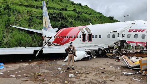 விபத்துக்குள்ளாகி இருக்கும் ஏர் இந்தியா எக்ஸ்பிரஸ் விமானம்: படம் | ஏஎன்ஐ.