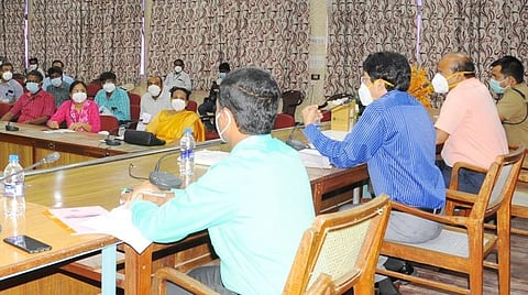 ஆய்வுக் கூட்டத்தில் சுகாதாரத் துறை செயலாளர் ராதாகிருஷ்ணன்.