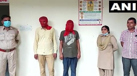 ஆட்டோ ஓட்டுநர் கஃபாரை தாக்கிய இருவரை போலீஸார் கைது செய்த காட்சி : படம் ஏஎன்ஐ