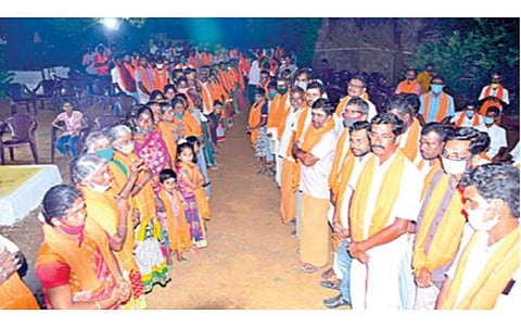 மொடக்குறிச்சி அருகே வடுகப்பட்டி பேரூராட்சியைச் சேர்ந்த திமுகவினர் 150 பேர் பாஜகவில் இணைந்தனர்.