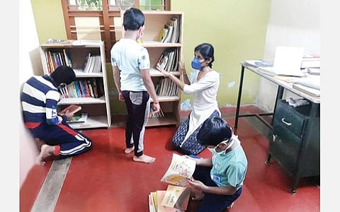 என் பாதையில்: வீட்டுக்குள்ளே நூலகம்