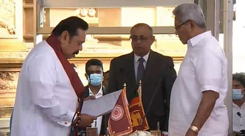 கொழும்பு நகரின் கெலானியாவில் உள்ள ராஜமஹா விஹாரயா புத்த ஆலையத்தில் பதவிஏற்றுக்கொண்ட மகிந்த ராஜபக்ச, பதவிப்பிரமாணம் செய்து வைத்த அதிபர் கோத்தபய ராஜபக்ச : படம் உதவி ட்விட்டர்