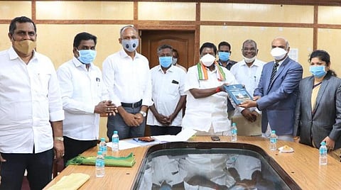 முதல்வர் நாராயணசாமி, அரசு செயலாளர் அன்பரசு, சட்டத்துறையினர் அருகருகே நிற்கும் புகைப்படம். கிரண்பேடி இப்படத்தை வெளியிட்டு விமர்சித்துள்ளார்.