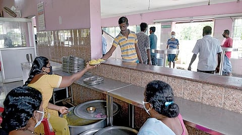 கரோனா தொற்று பரவலை கட்டுப்படுத்தும் வகையில், தமிழகம் முழுவதும் தளர்வுகளில்லா முழு ஊரடங்கு நேற்று கடைபிடிக்கப்பட்டதால், உணவகங்கள் மூடப்பட்டிருந்த நிலையில் வடமாநிலத் தொழிலாளர்கள் மற்றும், லாரி ஓட்டுநர்கள் சென்னையை அடுத்த மறைமலை நகரில் உள்ள அம்மா உணவகத்தில் உணவருந்தினர். படம்: எம்.முத்துகணேஷ்﻿