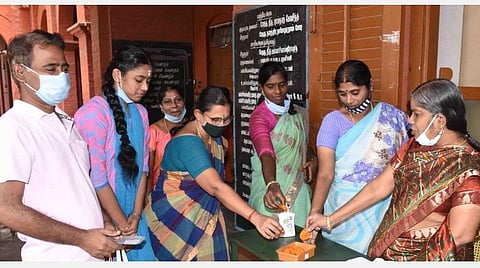 கோவை துணி வணிகர் சங்க அரசு மேல்நிலைப் பள்ளியில் எஸ்எஸ்எல்சி மாணவிகளுக்கு இனிப்பு வழங்கிய ஆசிரியைகள். படம்: ஜெ.மனோகரன்.