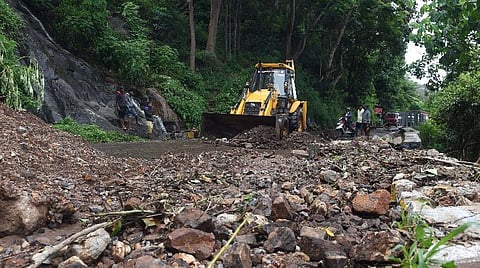 ஏற்காட்டில் நேற்று இரவு பெய்த கனமழையால் 14-வது கொண்டை ஊசி வளைவில் ஏற்பட்ட மண் சரிவைச் சரிசெய்யும் பணி இன்று நடைபெற்றது. |  படம்: எஸ்.குரு பிரசாத்.